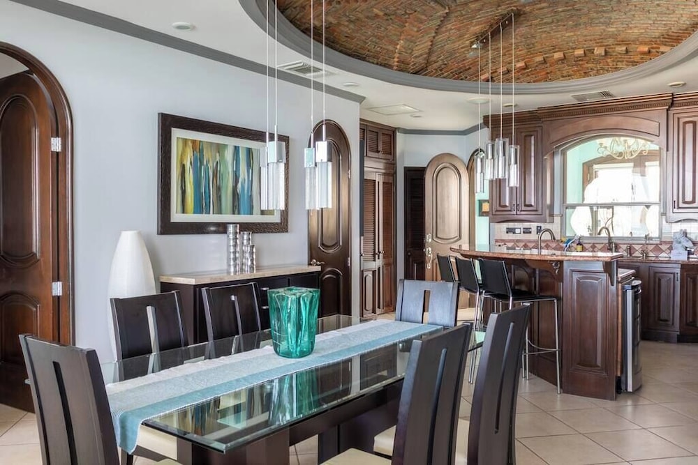Luxury Beachfront Condo on Sandy Beach