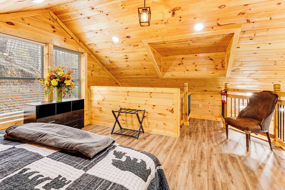 8 Mi to Dollywood: Cabin w/ Hot Tub & Decks!