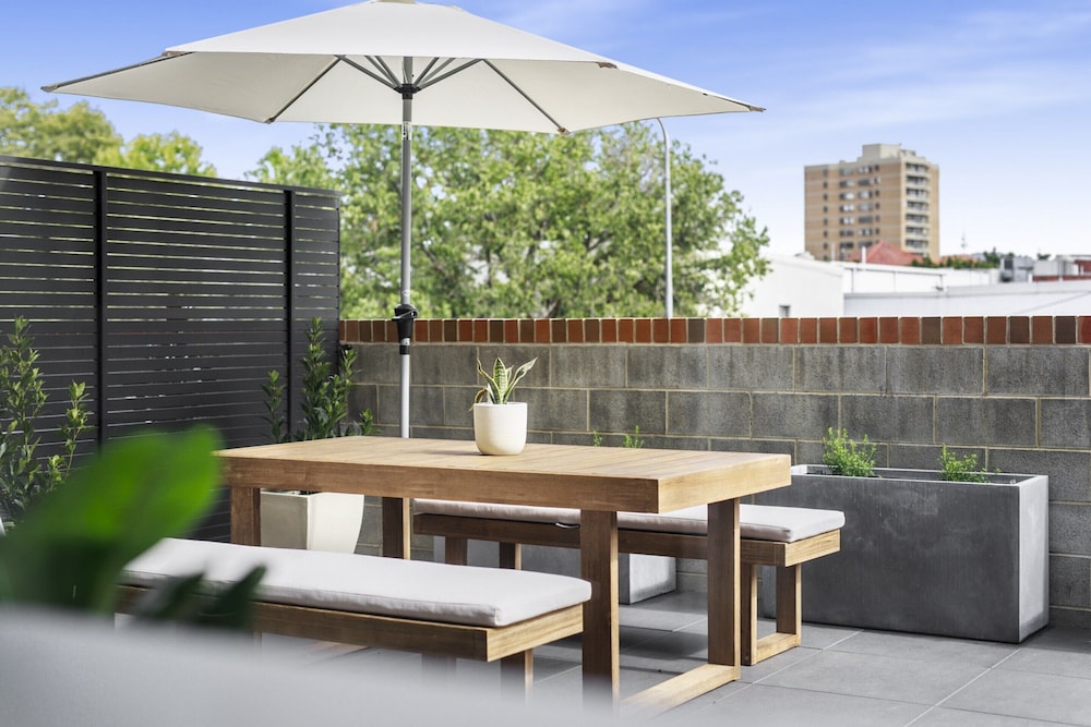 Boutique Unit With Huge Terrace Near Cafes & Shops