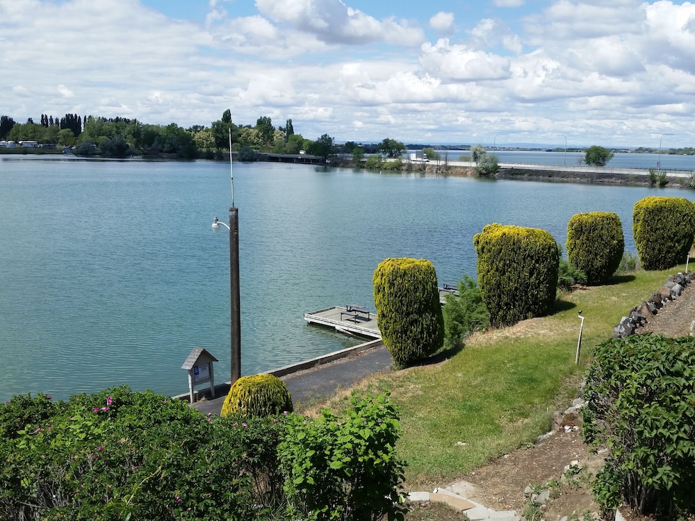 Lakeshore Inn Water Front