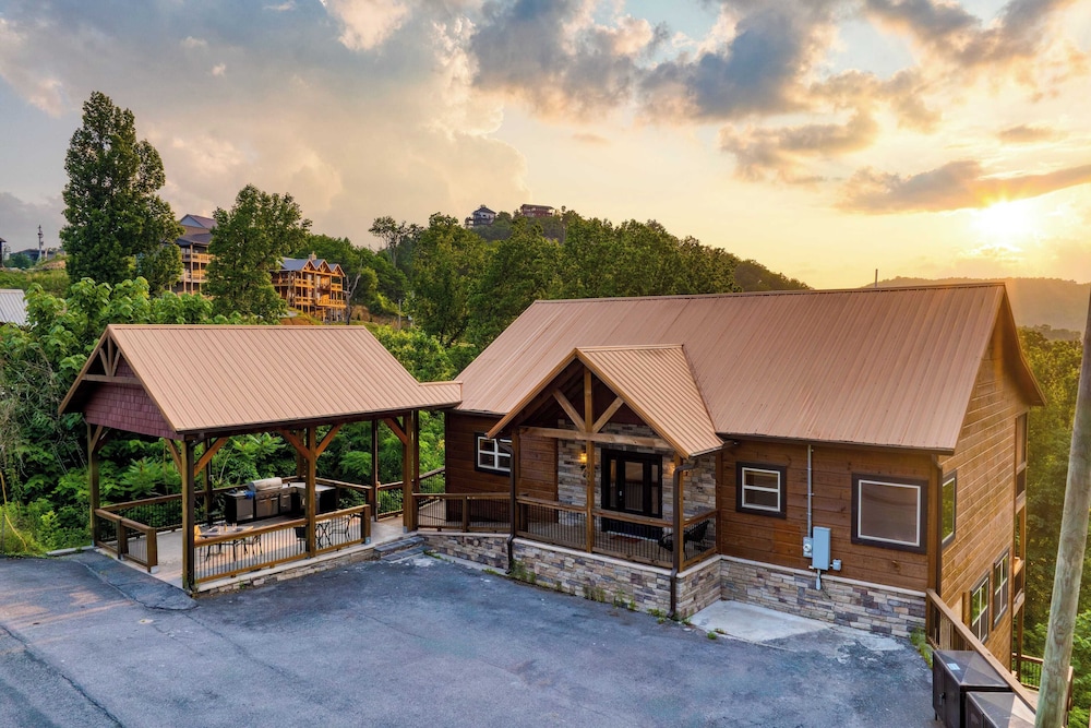 Evergreen Echo by Avantstay Cabin w/ Mountain Views, Theater, Game Room, and Hot Tub