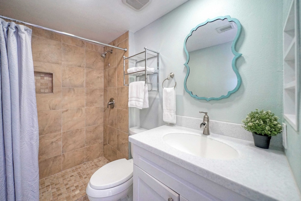 Pour Me a Vacation Mins to Beach, Community Pool+tennis Court, Private Balcony