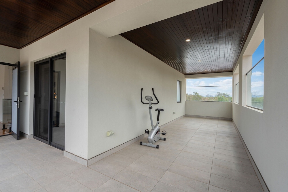 Spacious 5-bed Family Home in Giralang