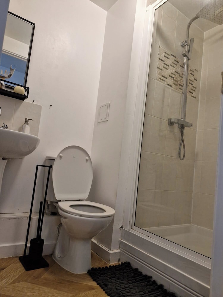 5 Guests - Pet Friendly - Balcony & Free Parking