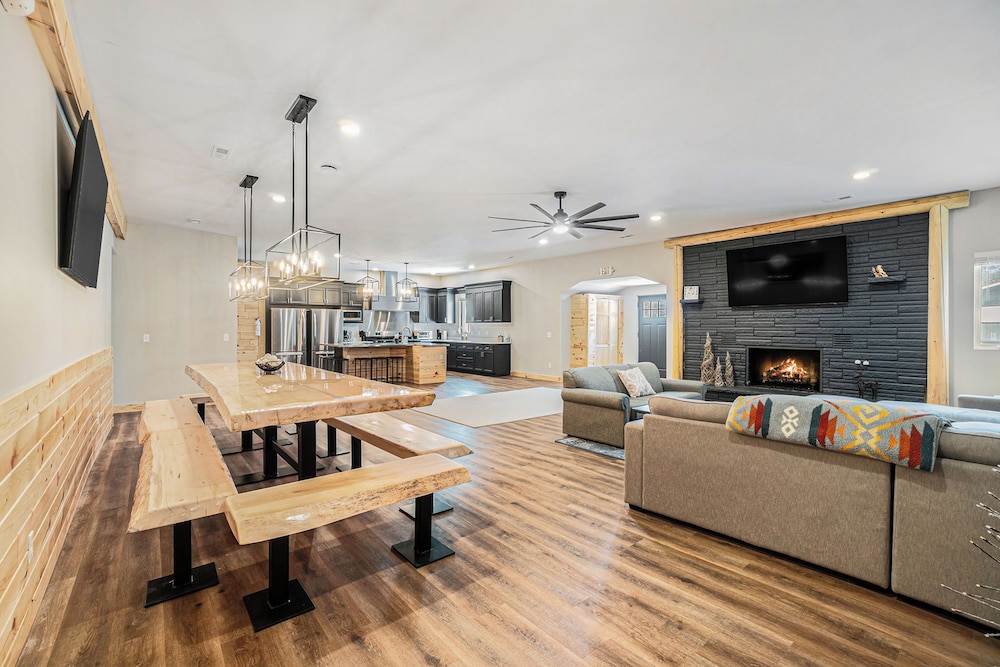 8BR Lodge w/ Bowling Alley, Near Lakes & Trails