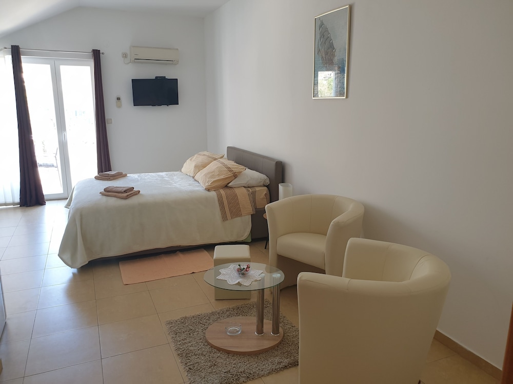 Apartments Lira