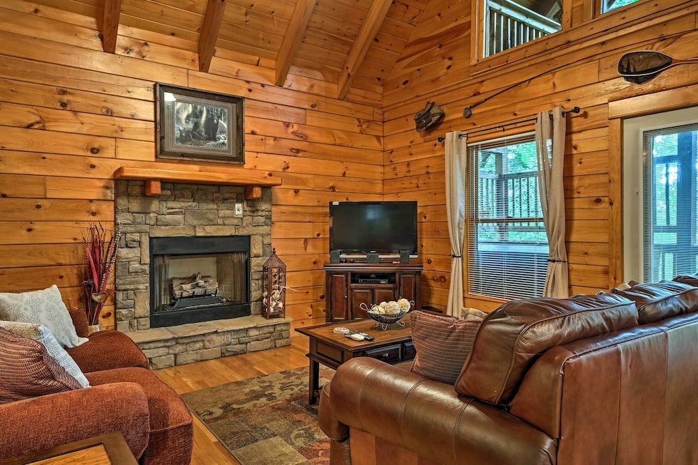 Pigeon Forge Cabin w/ Hot Tub, Grill & Pool Table! view 4