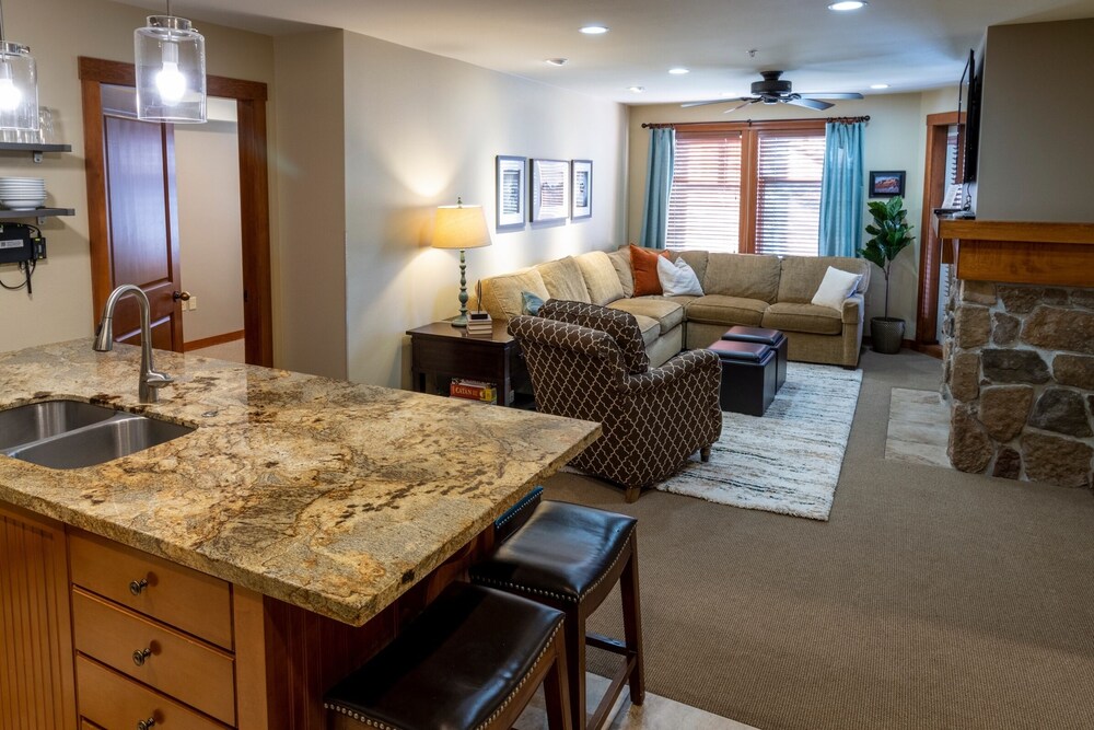 2213 - Two Bedroom Deluxe Eagle Springs East 2 Condo view 3