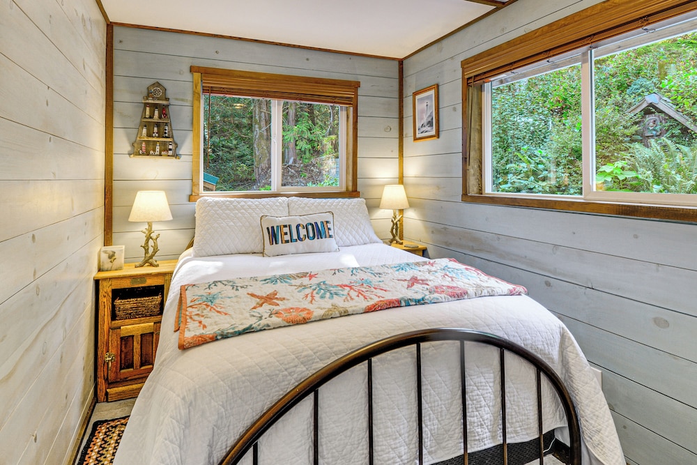 Outdoor Kitchen & Canal Views: Cabin in Quilcene!