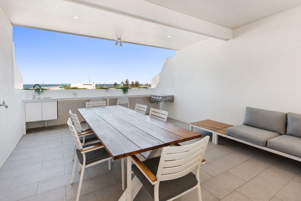 Luxury 5-floor Unit With Ocean Views Near Beach
