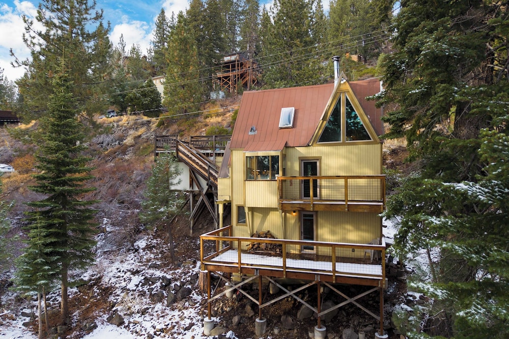Jeffrey Pines Lofted Cabin, Minutes to Lake A-frame-inspired Design, Deck