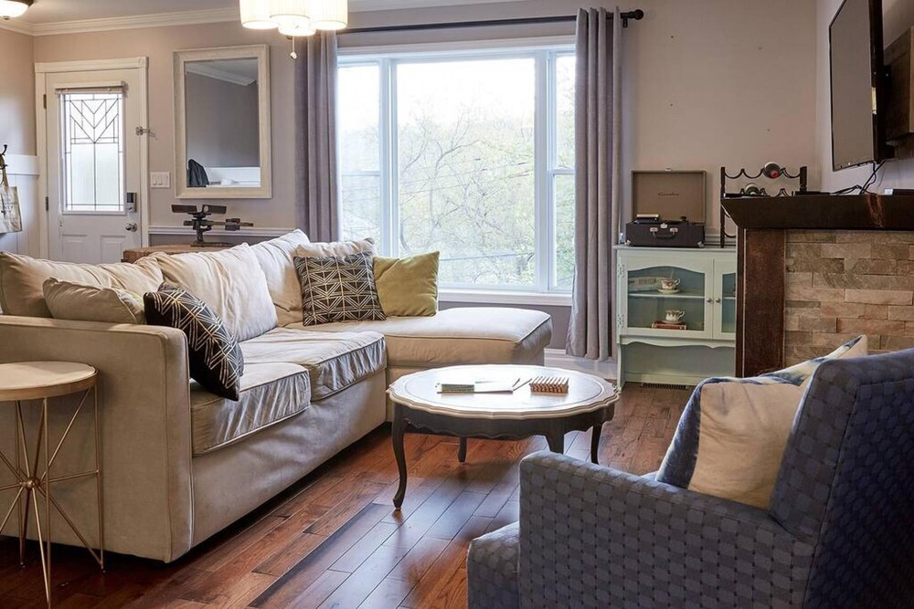 Picton Place Centrally Located in Downtown Picton - Image 5