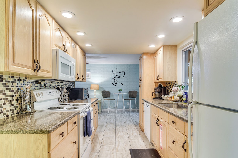 6 Mi to Clearwater Beach: Home w/ Furnished Lanai