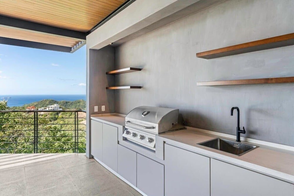 Luxurious Ultramodern Property with Private Suites, Infinity Pool, and Sweeping Ocean and Mountain Views