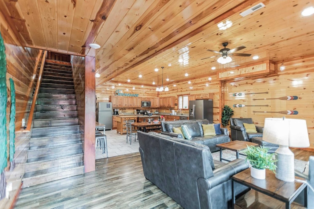 Laurel Point by Avantstay Sleeps 18! Indoor Pool, Hot Tub, Theater, Game Room