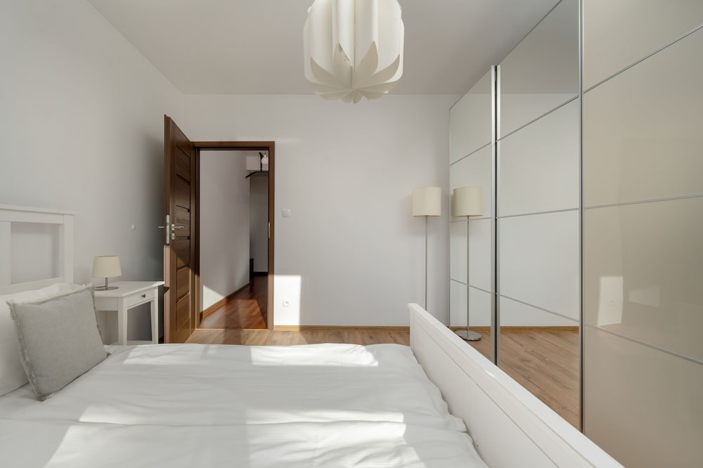 Modern Apartment in Wroclaw by Renters