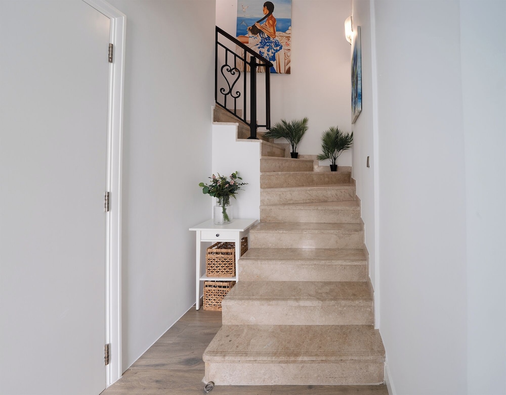 Luxury Short Term Stay 2BHK plus Maids - RANCHES