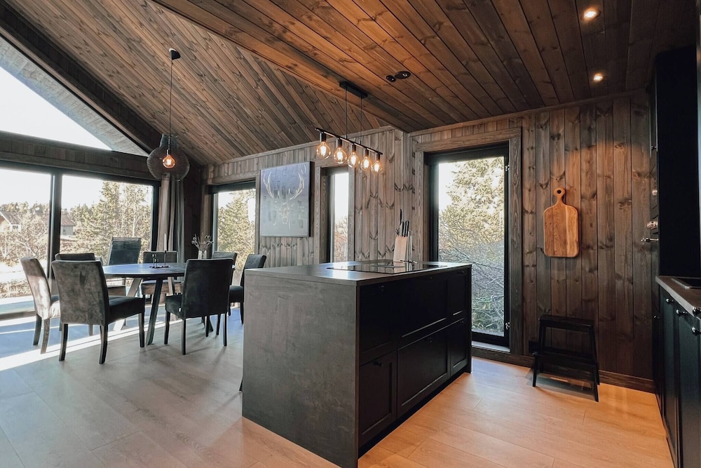 Modern Mountain Cabin - Outdoor Hot Tub - 8 Beds