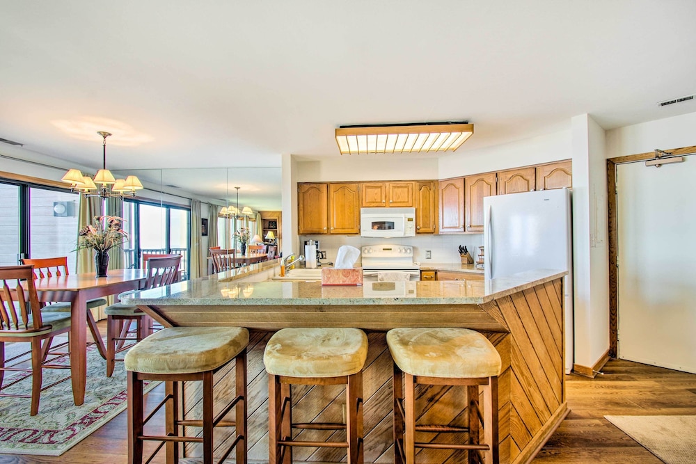 Wintergreen Condo w/ Balcony + Mountain Views! view 5
