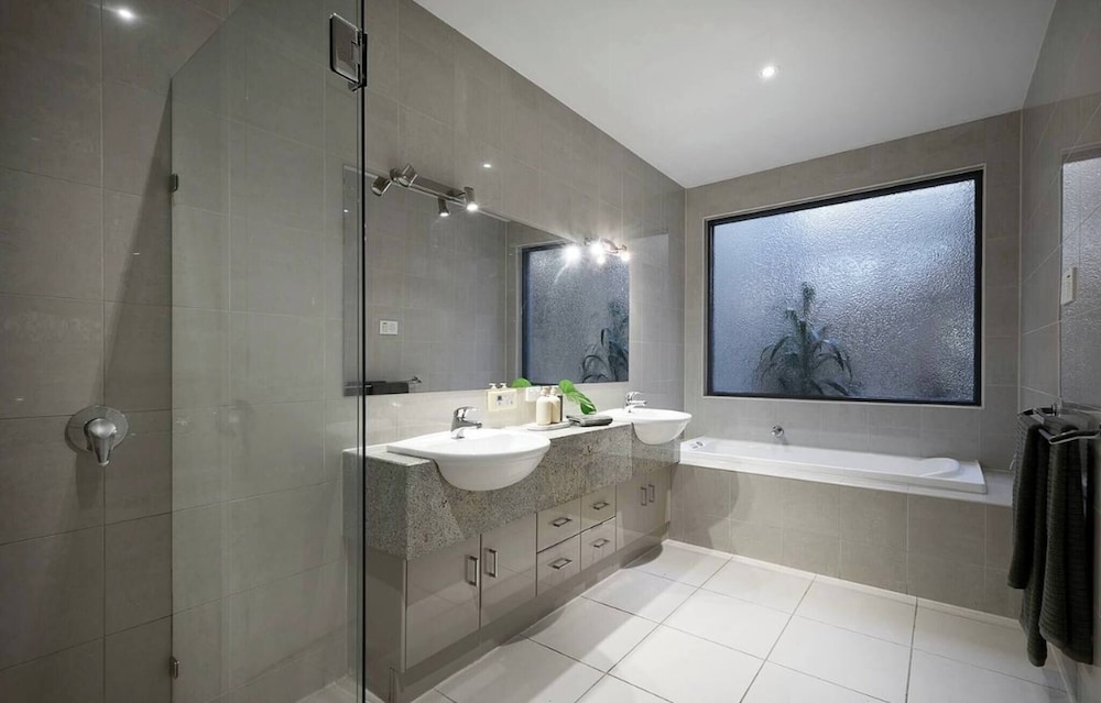 Bayside 4 bed in Sandringham w Spa and Sunset Views