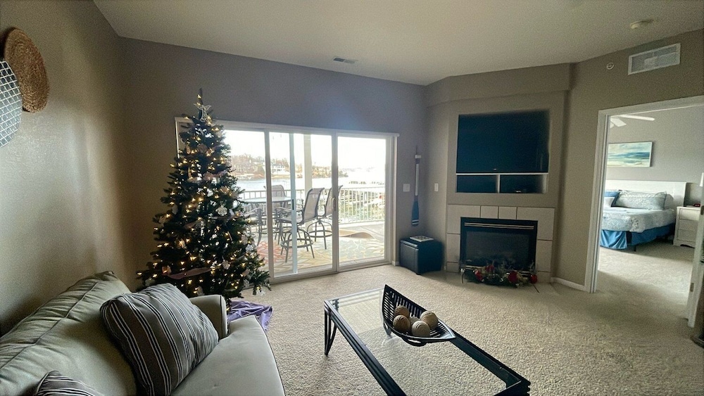 Experience Lakeside Living at Its Finest: Stunning Views and Prime Location!