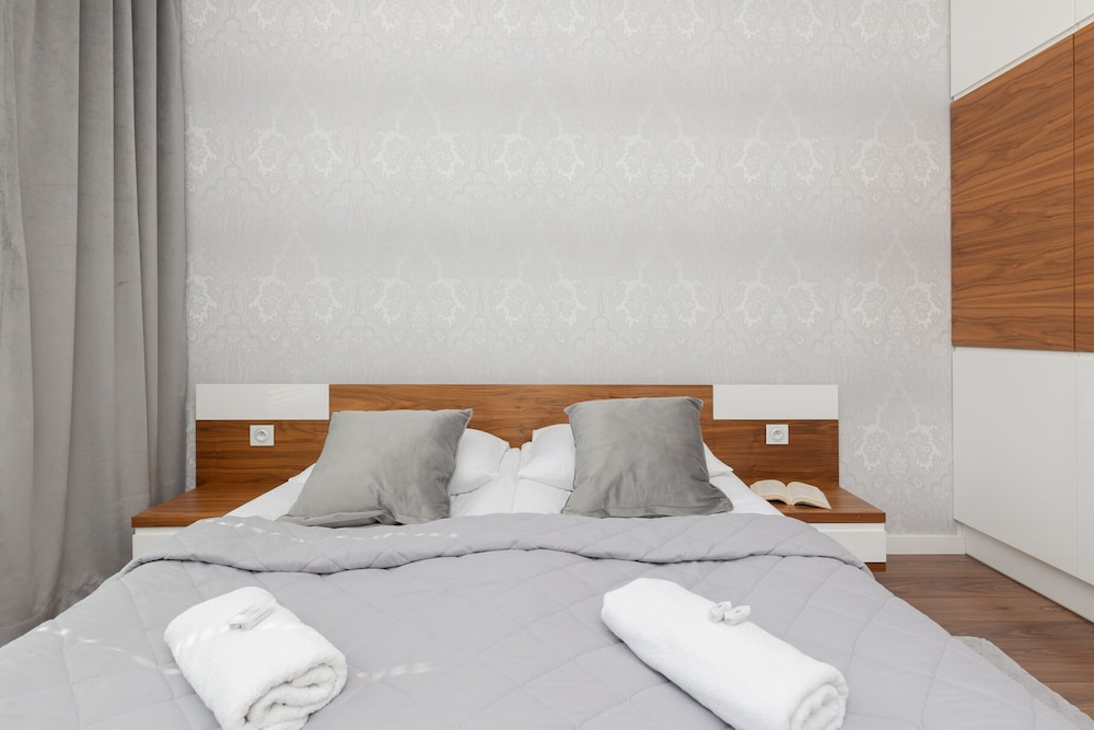 Glamorous Apartment Wilanow by Renters view 5
