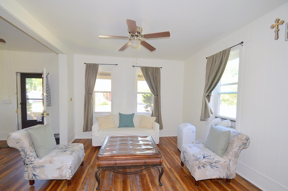 Broadway Cottage - Convenient Location!