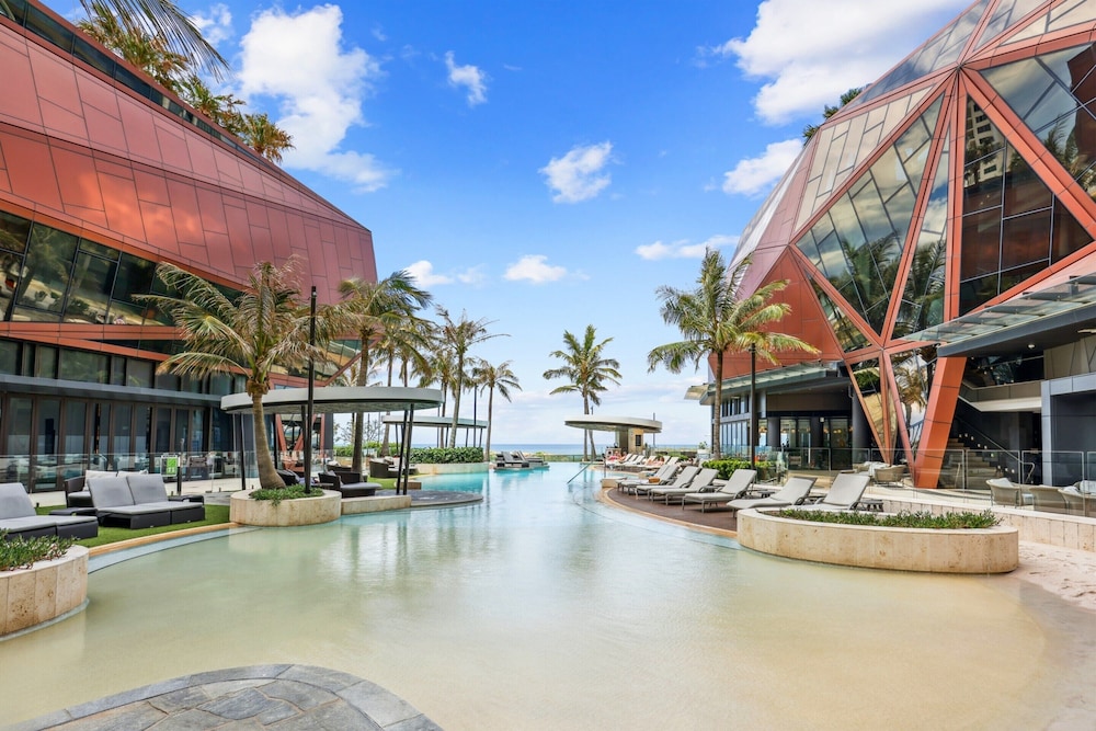 Luxury Beachfront 1-bed Apartment With Pool & Gym
