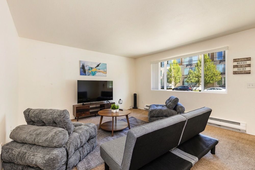 Family-friendly 2BR Home in Lynnwood w Parking
