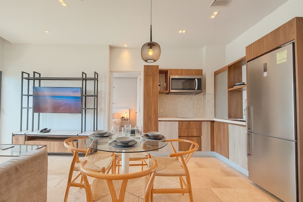 LUX 1 BDR OCEAN VIEW 1 BLOCK TO BEACH