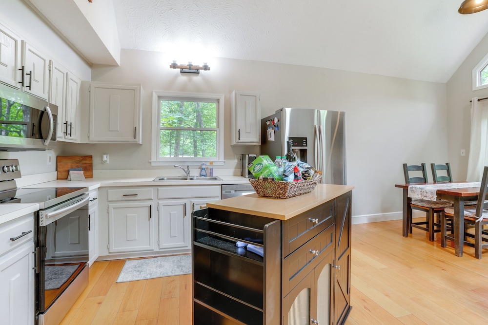 Pet-friendly Lake Monticello Home w/ Perks!