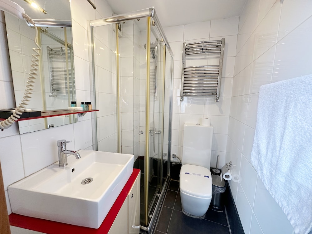 Black Art Otel - Image 41