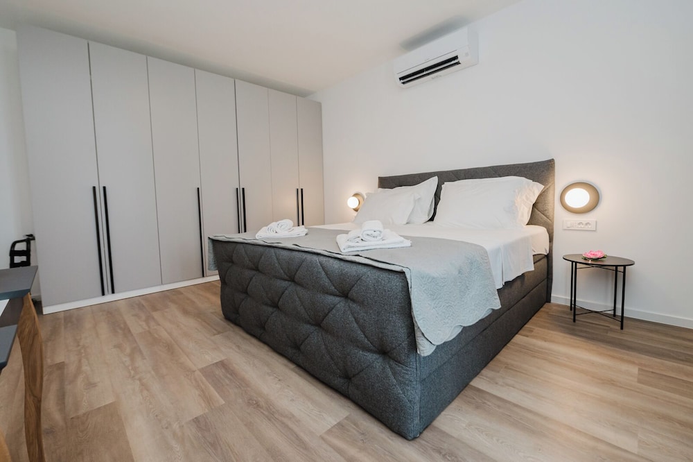 Koi Deluxe, Urban Two Bedroom Oasis