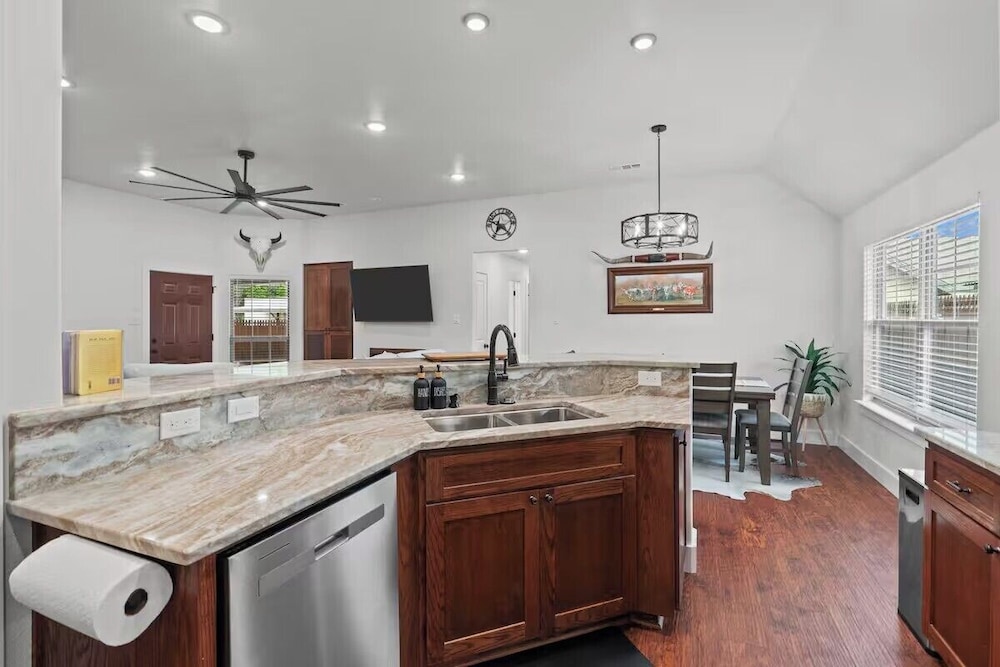 7 min to Stockyards- Cozy & Stylish Home
