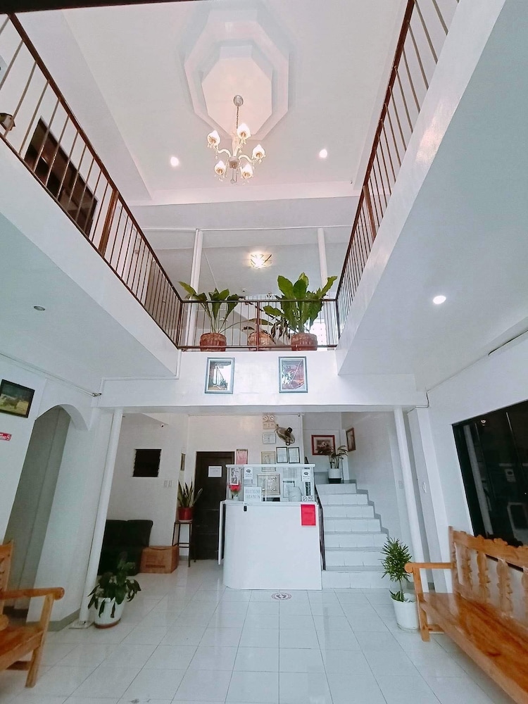 Luna Oslob Travellers Inn