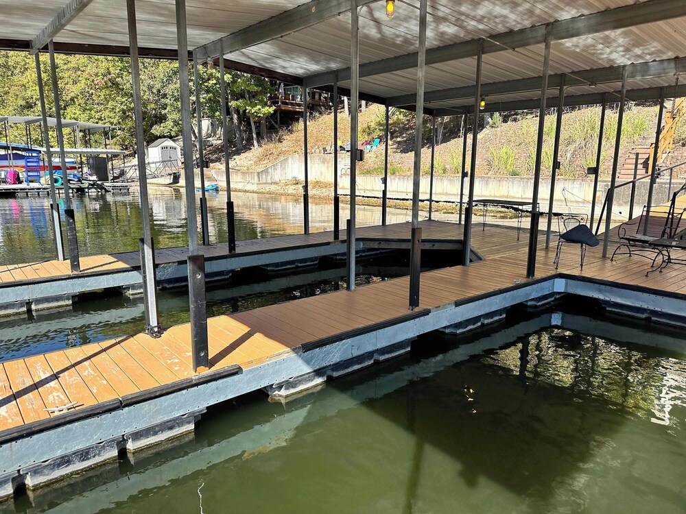 Lake It Easy - Waterfront Getaway With 7 Bedrooms!