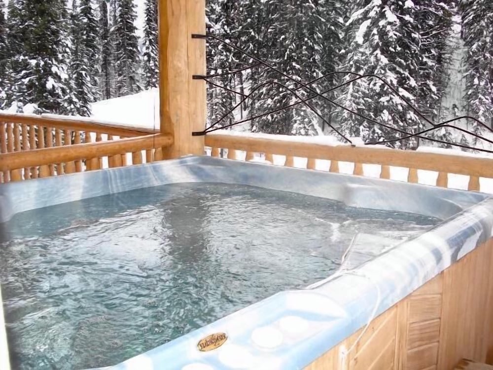 Silver Bullet Inn by Apex Accommodations - Image 1