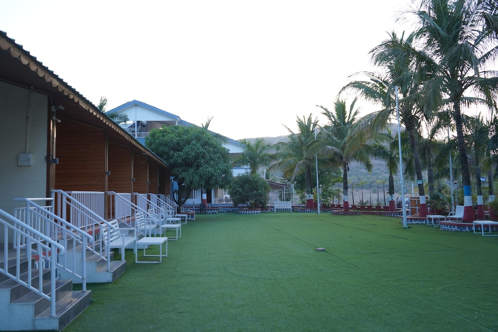 THE GREEN HILL RESORT