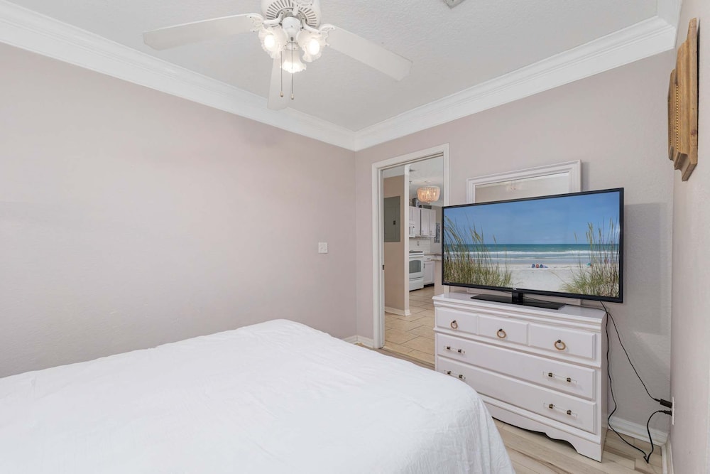 Seaside Haven: Stylish Condo, 3 Pools New Rental