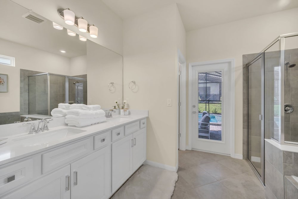 Chic 10br Retreat With Themed Rooms Pool