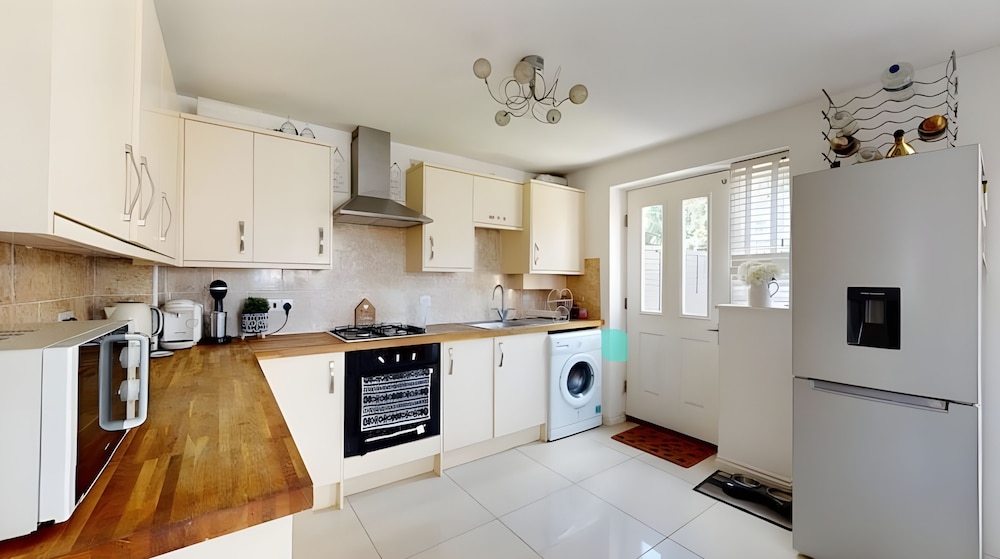 Pet Friendly - Parking - 3 Bedrooms - 6 Guests