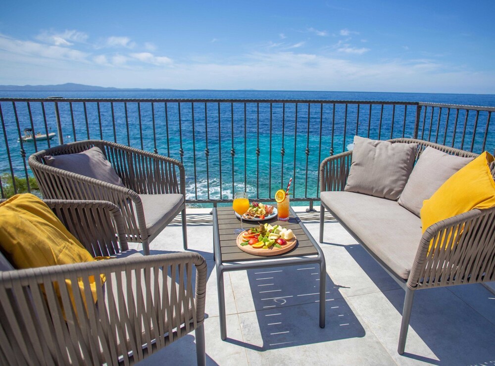 Sunlit Shores Beach Villa With Pool, Gym and Sauna