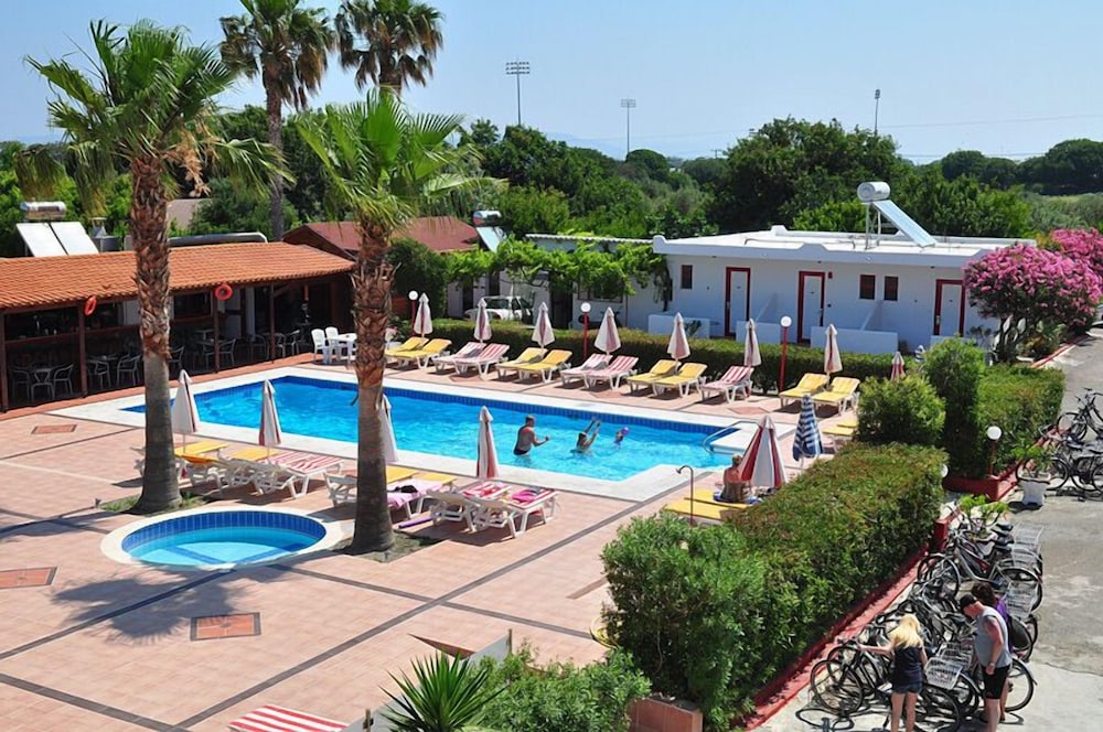 Sandy's Studios Apartments & Log Villas