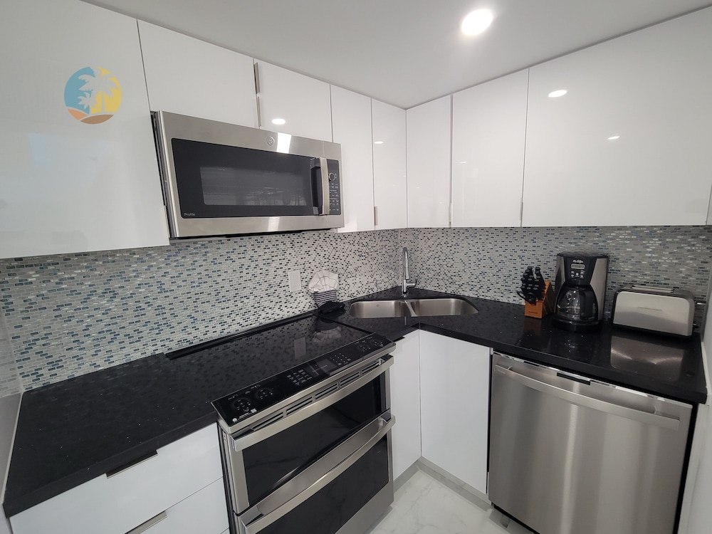 Alexander 1115 3 Bedroom Apts