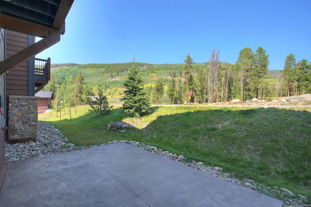 Luxury Home - Sleeps 10 - Fireplace & Mountain View 3 Bedroom Condo