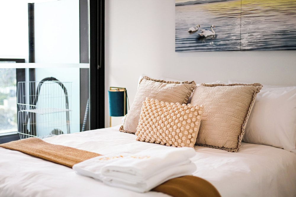 StayAU Stylish 2BR Central Box Hill