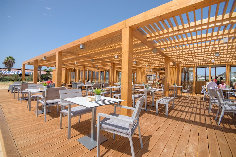 Hotel Oasis Salinas Sea