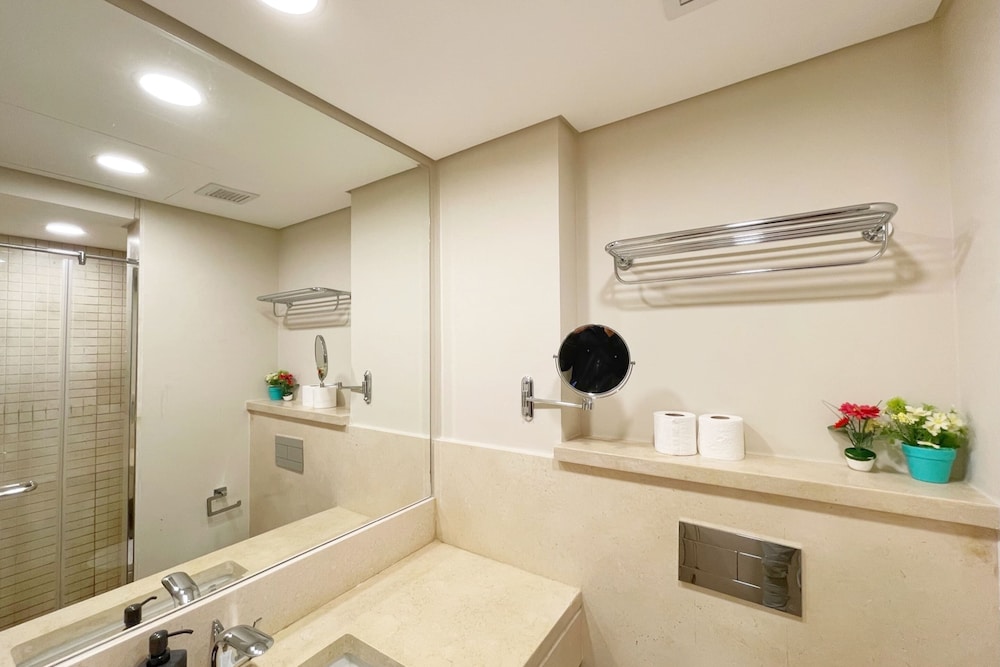 Xuru Stays I Homestyle 3BR Penthouse Pool & Beach View