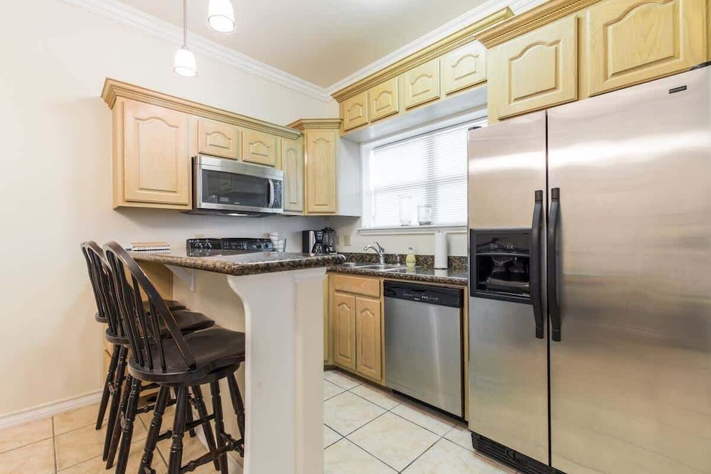 Open & Modern Pool #b Walk To Beach 2 Bedroom Condo