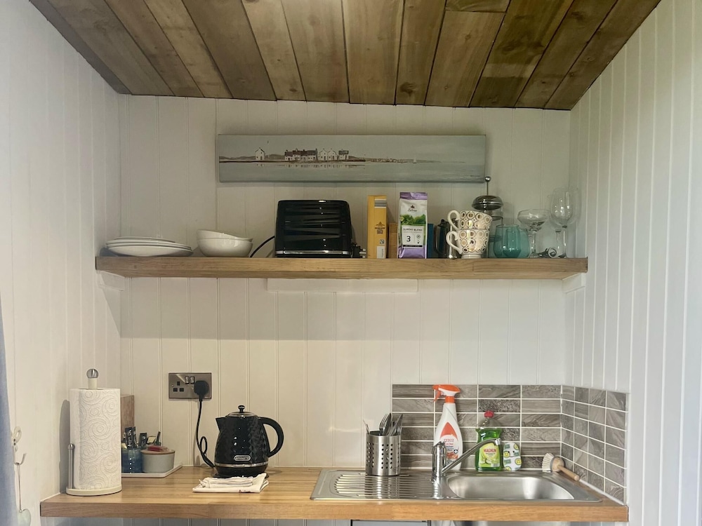 Luxury Pods - Sleeps 2 & Free Parking view 4